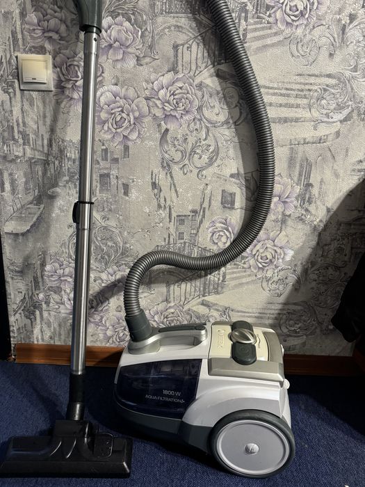 Моющий пылесос VITEK 1800w AQUA FILTR