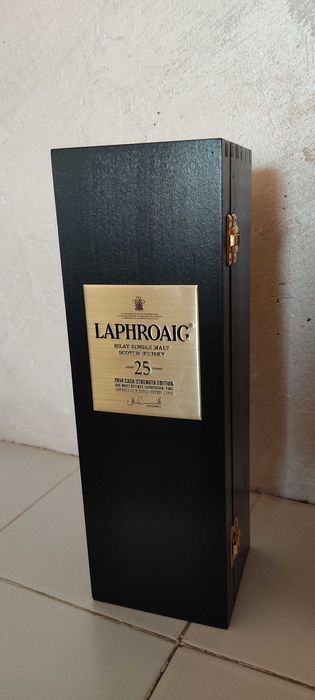 Празни бутилки от уиски в оригиналните им кутии