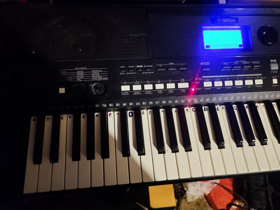 Yamaha psr e433 заредена