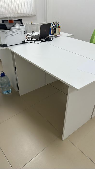 Продаю столов стульев и доску, шкафа, вешелку