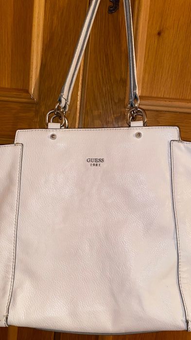 Vând geantă Guess damă albă!
