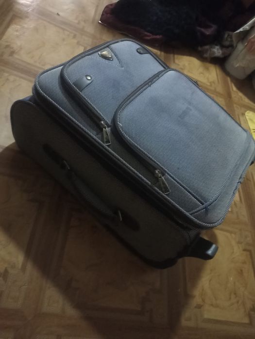 Продам чемодан серый