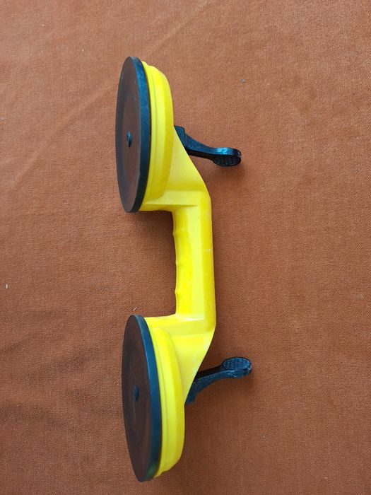 Dispozitiv cu ventuza dubla pentru transportarea sticlei