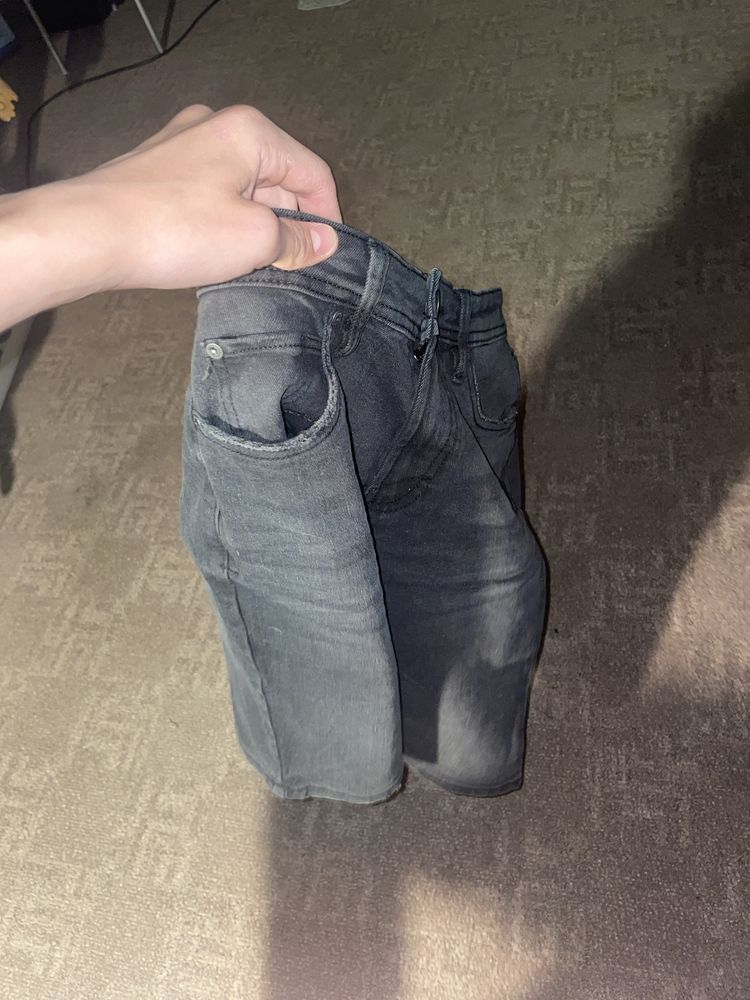 Vand pantaloni scurti de blug