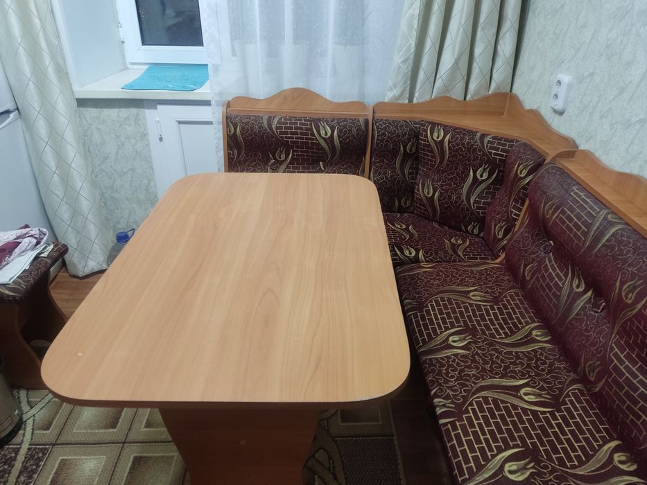 Угловой диван и стол кухонный