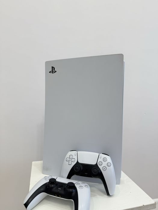 Продам PS5 с двумя джойстиками