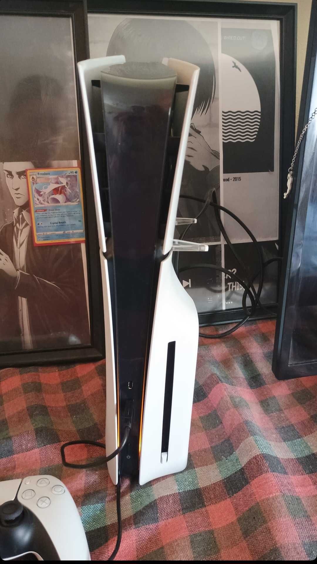 Ps5 с 2 игри и 1 джоистик