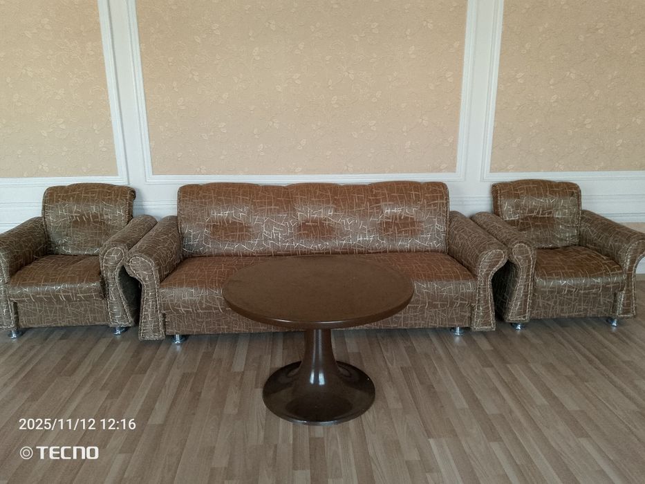 Диван кровать, кресла журнальный столик. Под телевизор и комод