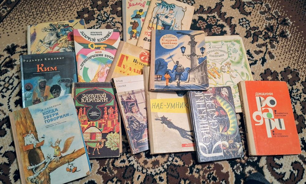 Продам  детские книги,подписные издания Верна, Скотта, альбомы