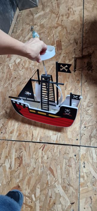 Lustra Barca Pirati