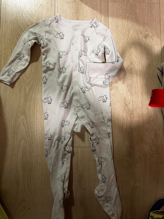 Подарявам памперси и дрехи