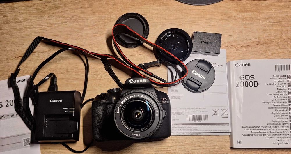 Kit aparat foto DSLR Canon EOS 2000D