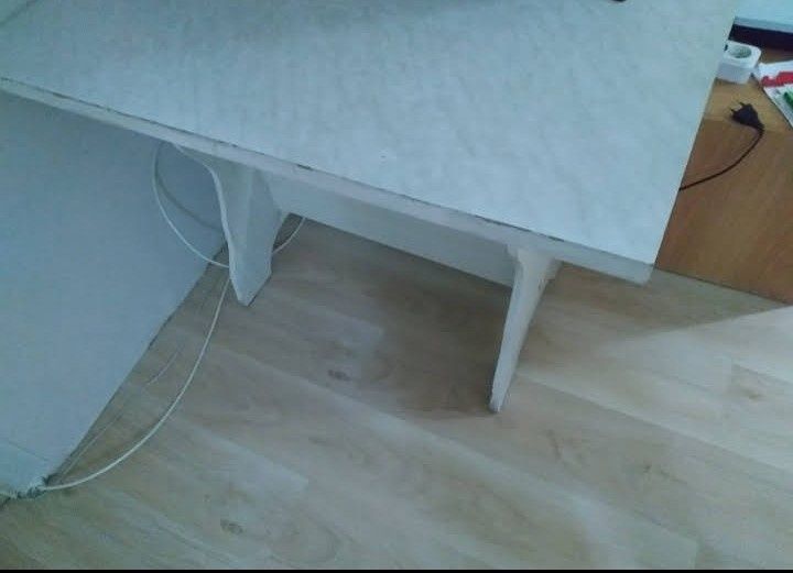 Стол. Б/у. Не новый. Крепкий. Тяжелый.