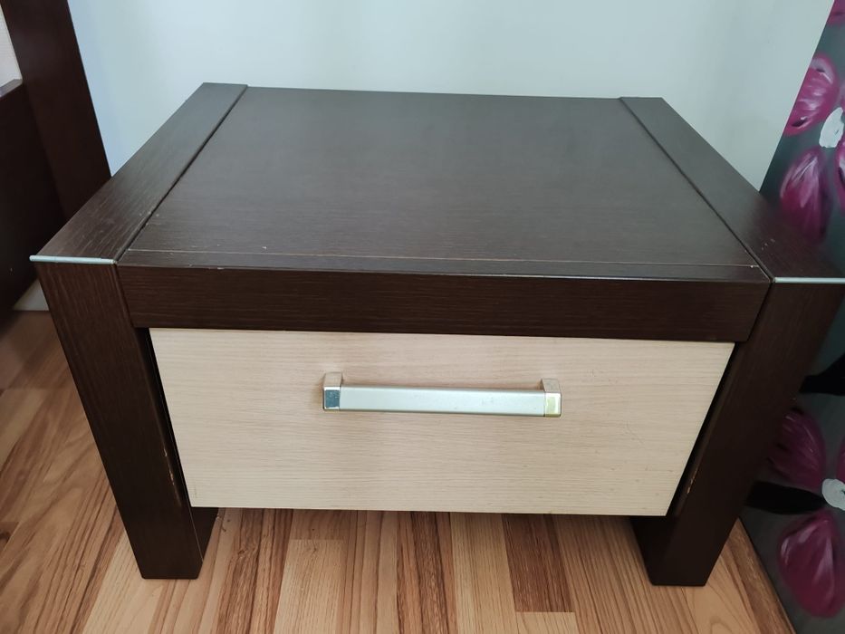 Set dormitor  conține pat + saltea 180/200.,noptiere +masă de toaleta