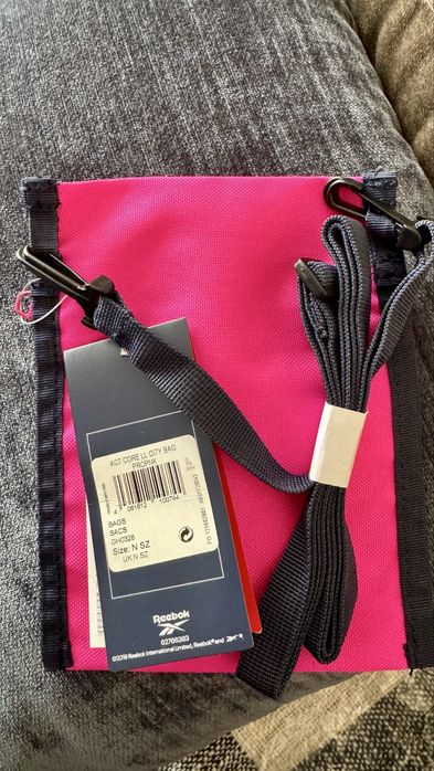 Чантичка Reebok за телефон