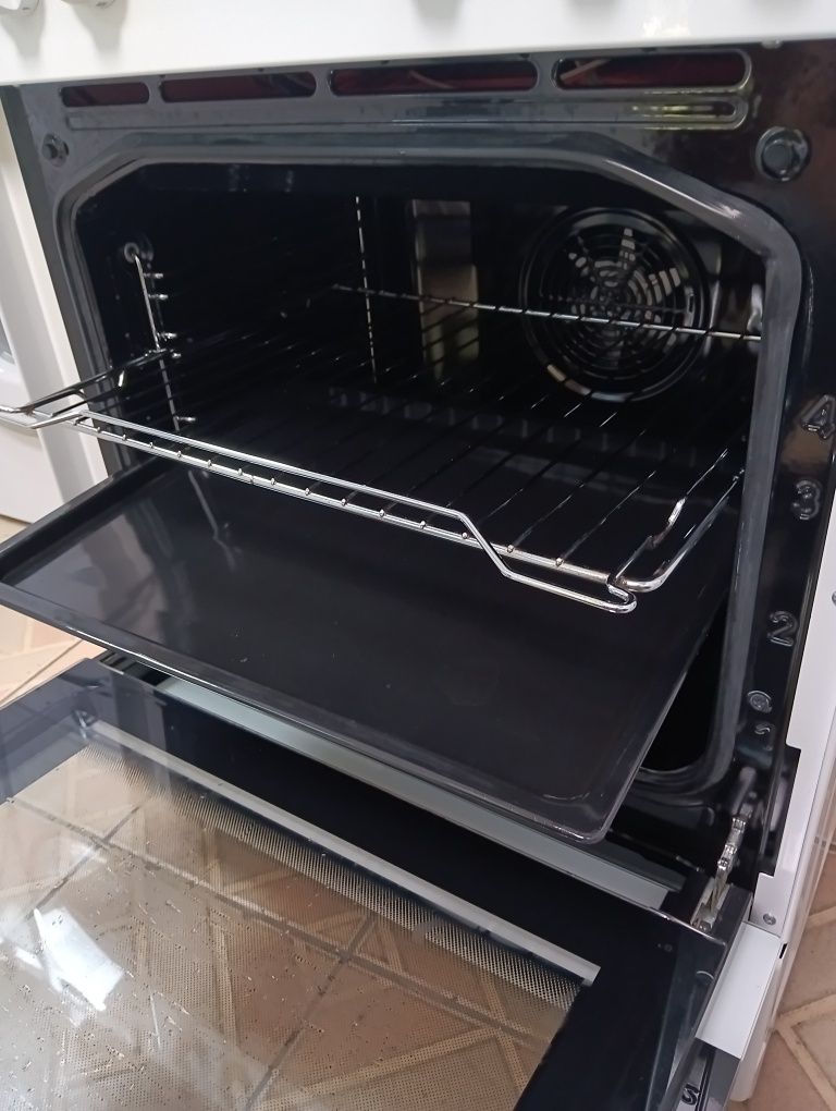 Свободно стояща печка с керамичен плот Gorenje 2 години гаранция!