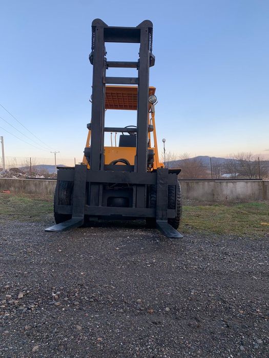 Stivuitor ridică 6 tone