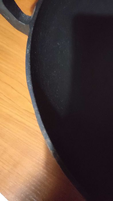 Много голям и масивен дълбок чугунен тиган