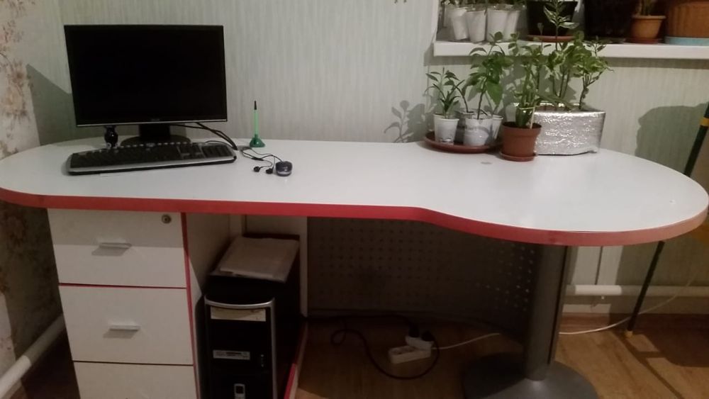 Жұмыс столын сатамын. Өте мықты, қалың,