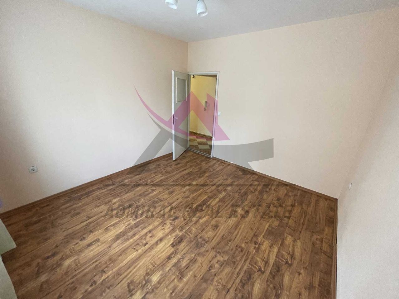 Дава се под наем Тристаен апартамент в Варна, Левски - 78 кв.м за 350 € - Снимка #3
