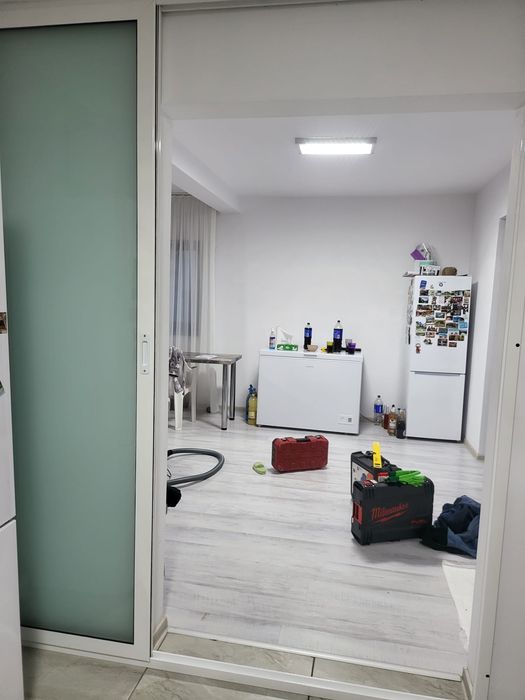Uși glisante aluminiu cu geam termopan