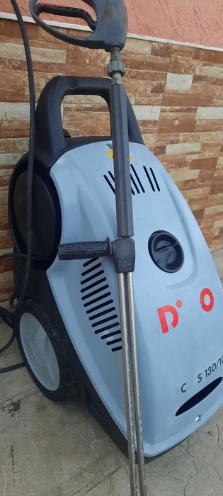 Машина за Почистване Измиване на Соларен Парк