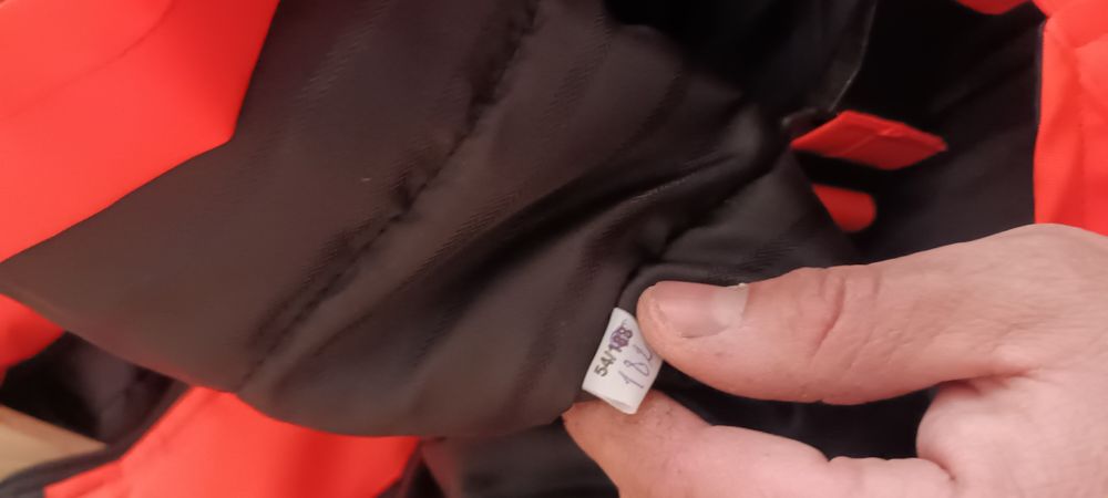 Продавам зимни обувки и зимен комплект