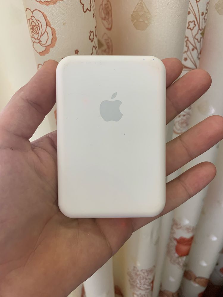 Powerbank bezpravadnoy zaryadkalaydi