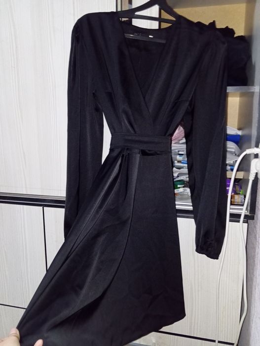 Чёрное платье на запах