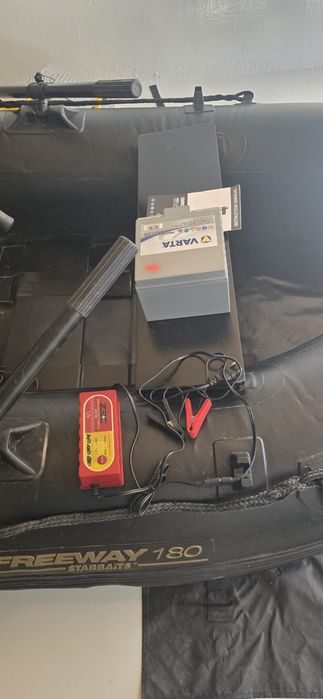Barca Starbaits cu motor si accesorii