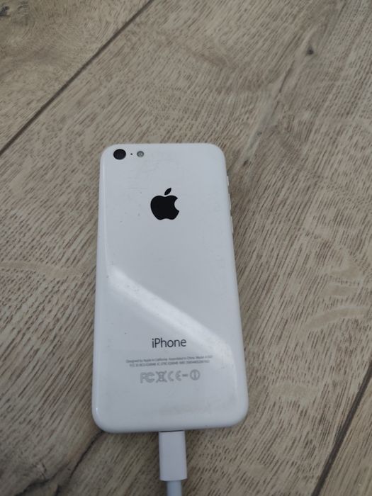 iPhone 5 c в хорошем состоянии