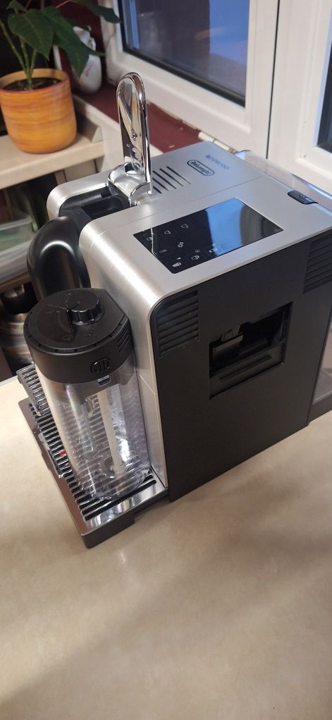 Espressor Nespresso Lattissima Pro
-funcționează cu capsule nespresso