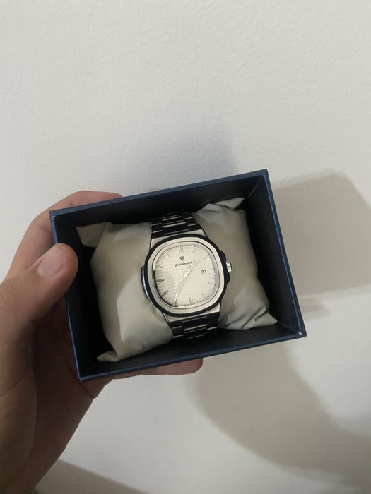 Часы мужские белые