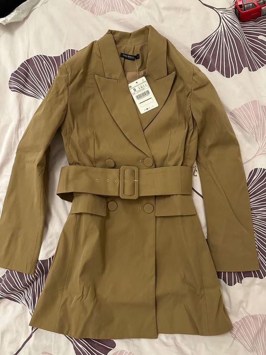 Пиджак , в бежевом цвете.