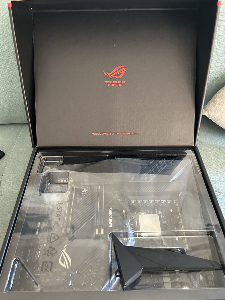 ASUS X-570 ROG Crosshair Dark Hero VII + AMD Ryzen 7 5800X
