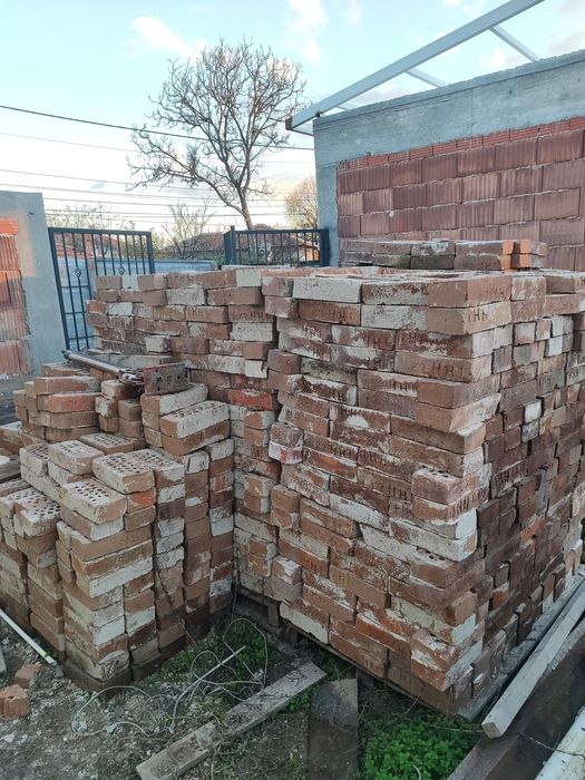 Продавам тухли еденички