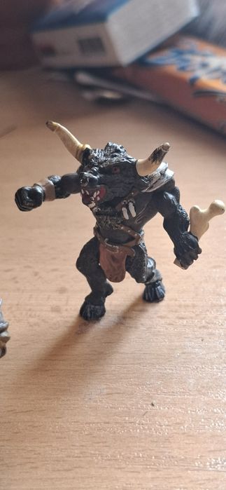 3 мини фигурки - минотавър и рицаи