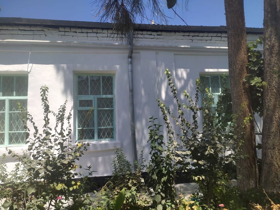 Продается дом на земельном участке.