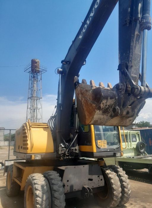 СРОЧНО!! Сотилади экскаватор VOLVO 140 талик Йили 2004