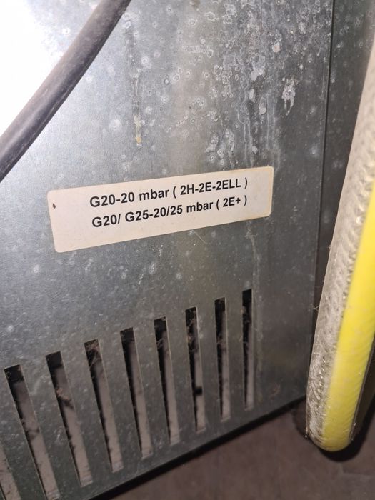 Vând aragaz folosit f puțin...