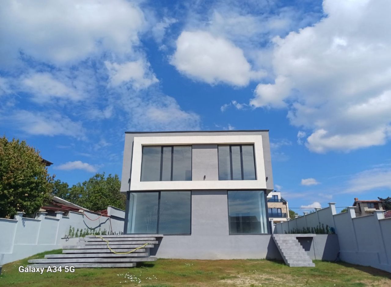 Продава се Къща в Варна, Базар Левски - 225 кв.м за 1996 €/кв.м - Снимка #2