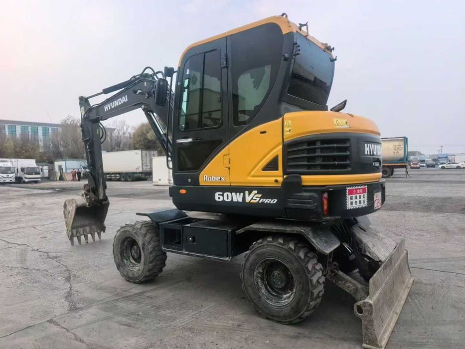 出售一台2022年的现代60轮挖