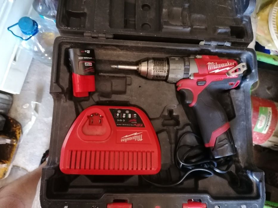 vand filetanta Milwaukee M12 Fuel fara perii