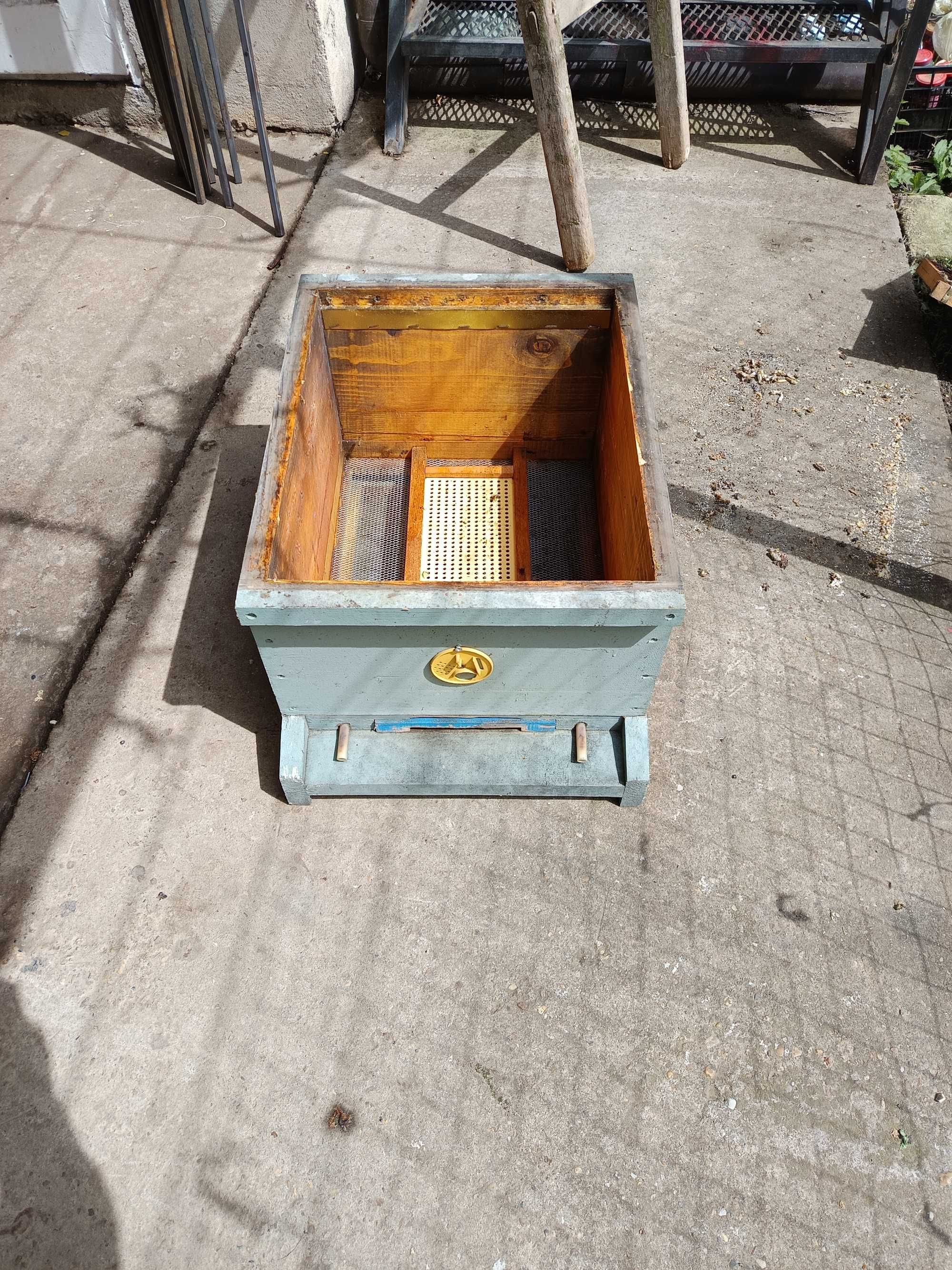 Пчелни кошери,много корпусни.