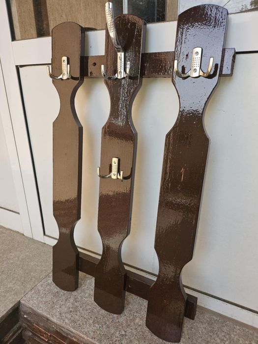 Дървена закачалка