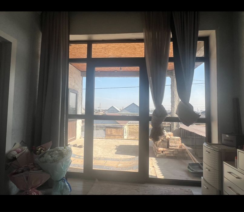 Продаётся витражное пластиковое окно-перегородка с дверью.