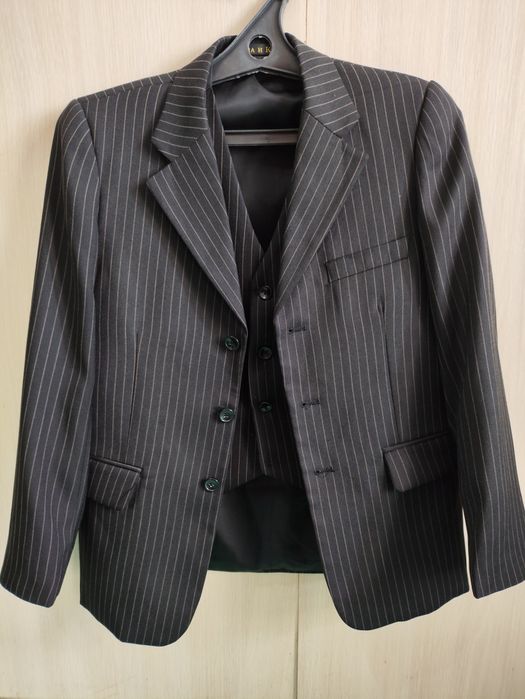 Продам новый пиджак с жилеткой за 5000тг.