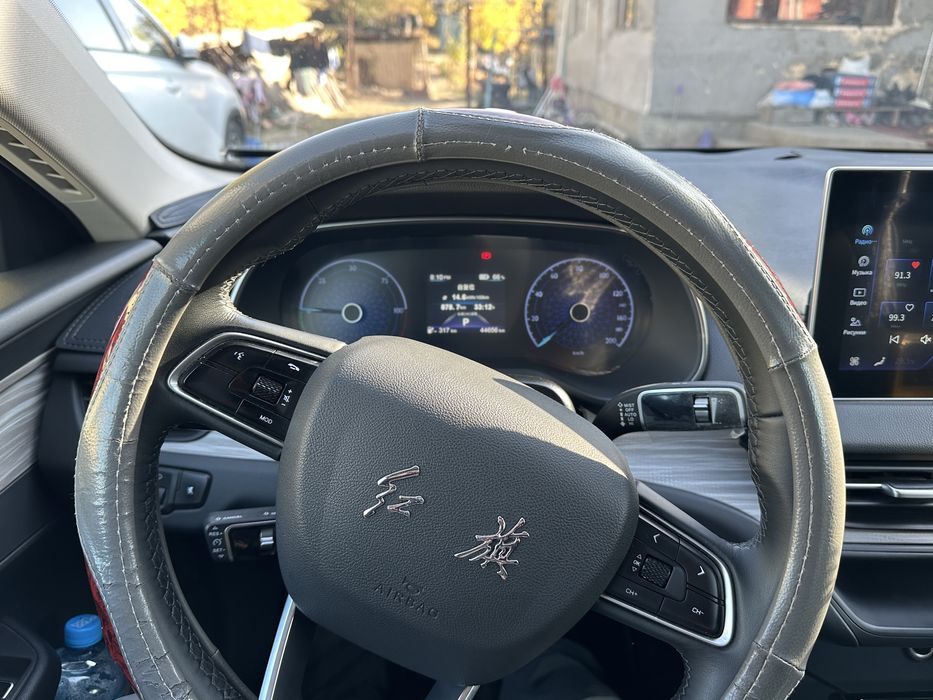 Авто машина  Honqgi E-QM5