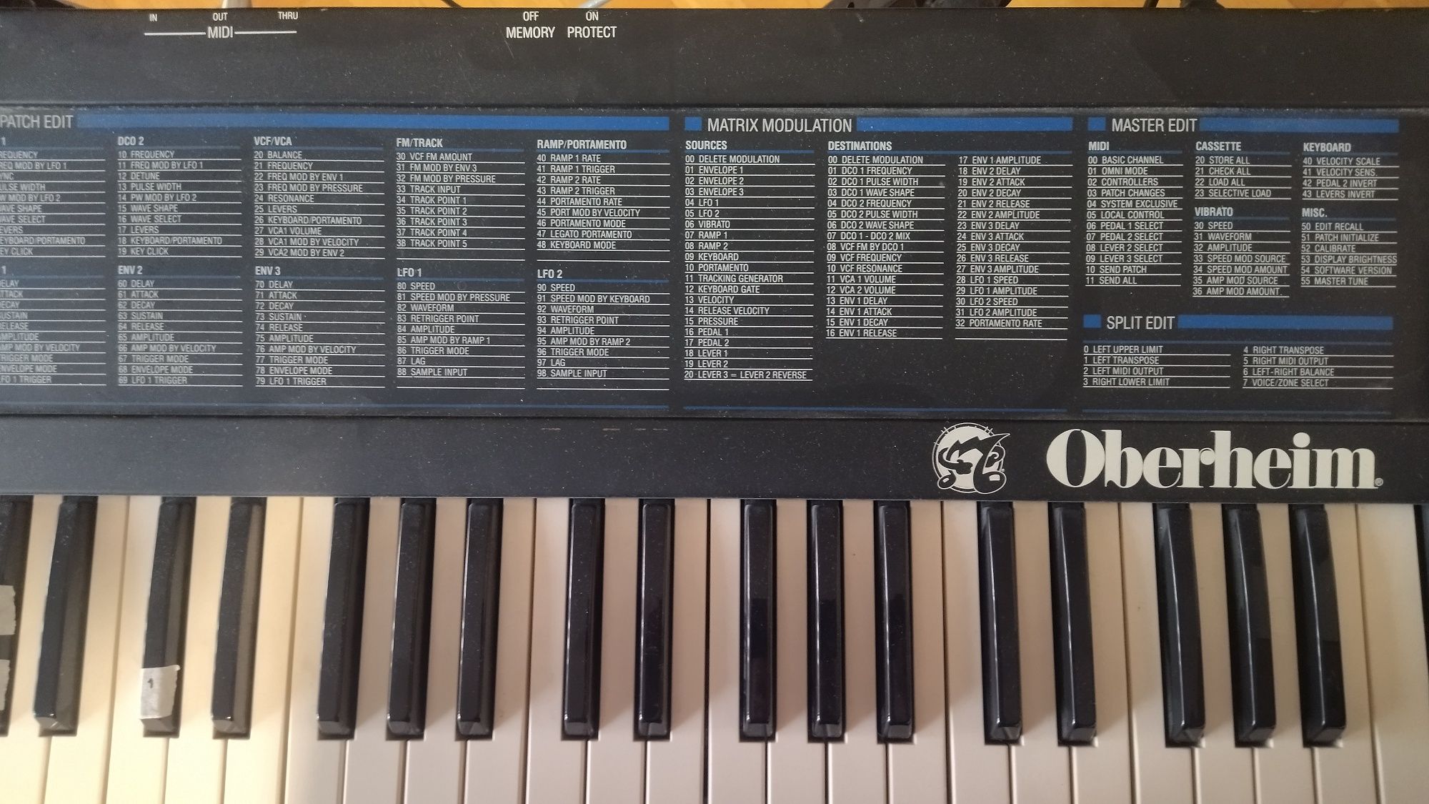 Аналоговый синтезатор 1987 года Oberheim Matrix 6.