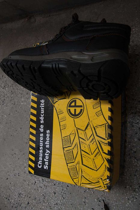 Мъжки обувки. И работни също.